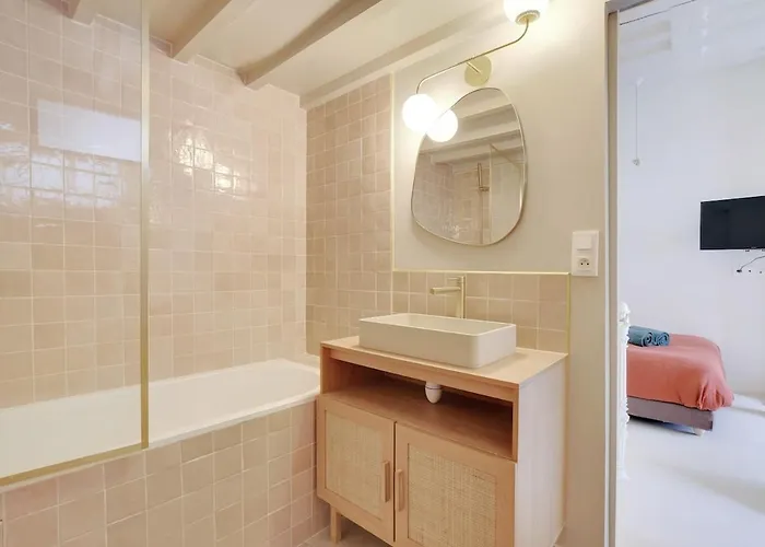 Апартаменты La Petite Maison Du Marais Avec Sauna Париж